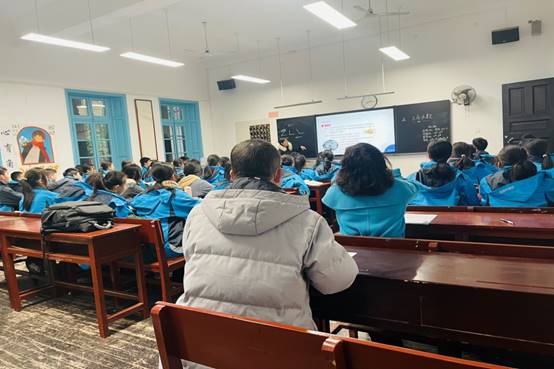 说明: C:\Users\Administrator\Desktop\曹兴副校长带队到伟德国际1946开展期初教学检查\IMG_5527.JPG